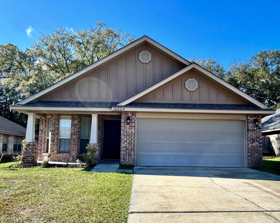10604 Roundhill Dr in Gulfport, MS - Building Photo