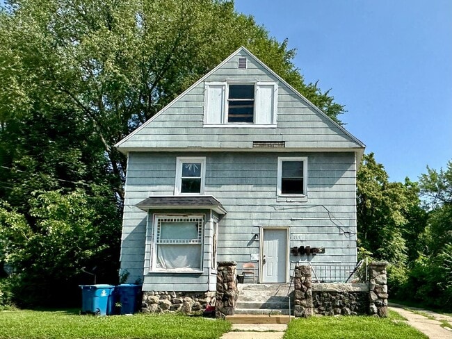 property at 135 E Van Buren St