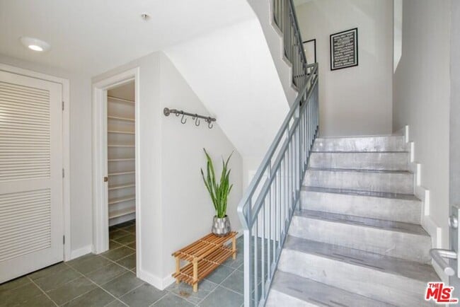 2393 Silver Lake Blvd in Los Angeles, CA - Building Photo - Building Photo