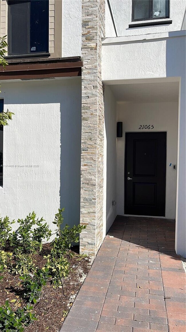 21065 NE 8th Ave in North Miami Beach, FL - Building Photo - Building Photo