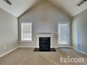 2051 Meadowglen Ln in Loganville, GA - Foto de edificio - Building Photo