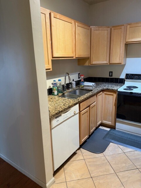 3741 S Wayne Rd, Unit Fountainplace in Wayne, MI - Building Photo