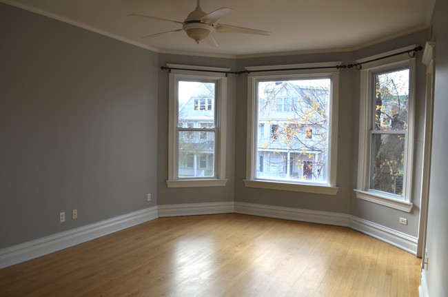 property at 3643 N Hoyne Ave