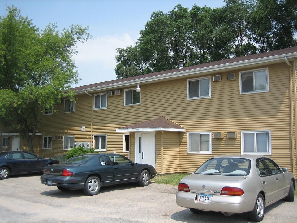 College Terrace Apartments in Cedar Rapids, IA - Building Photo