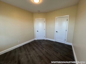 87 Winthrop Shore Dr, Unit 2 in Winthrop, MA - Foto de edificio - Building Photo