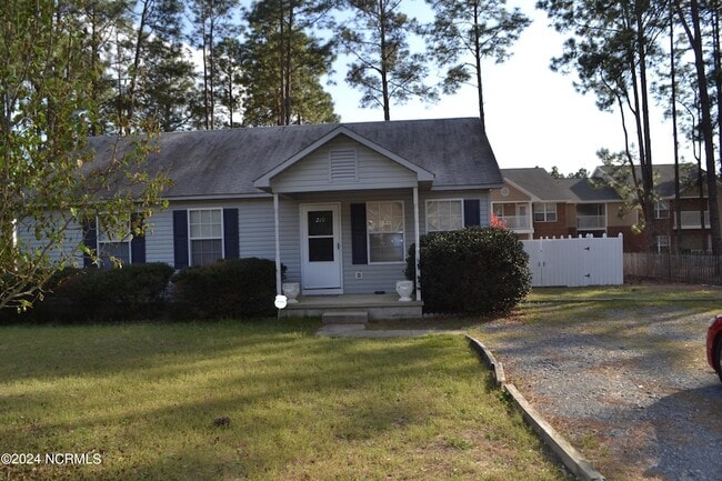 210 Pecan Grove Dr in Aberdeen, NC - Foto de edificio - Building Photo