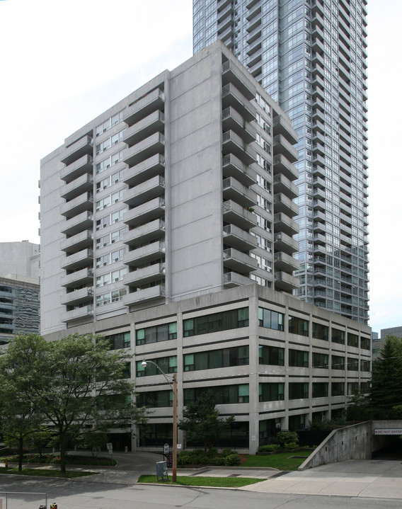 Holly Square Apartments in Toronto, ON - Building Photo