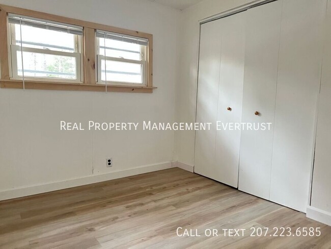 689 Oak Hill Rd in Standish, ME - Building Photo - Building Photo