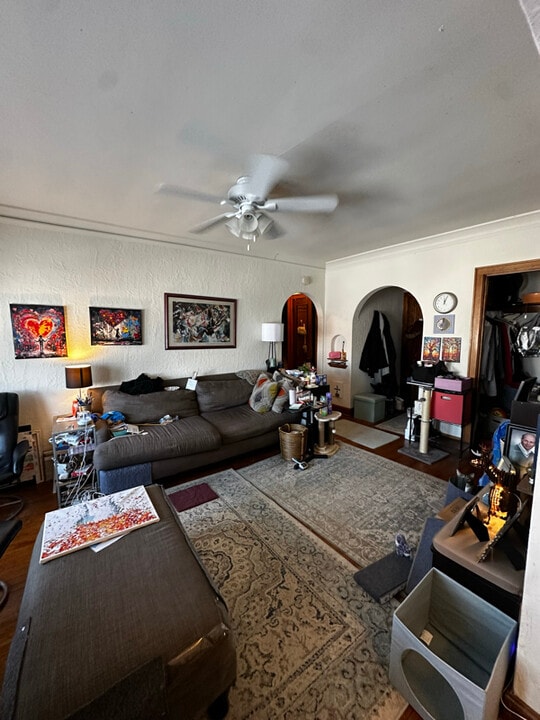 4442 N Oakland Ave in Shorewood, WI - Foto de edificio