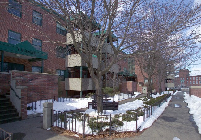 7-9 N Summer St in Holyoke, MA - Foto de edificio - Building Photo