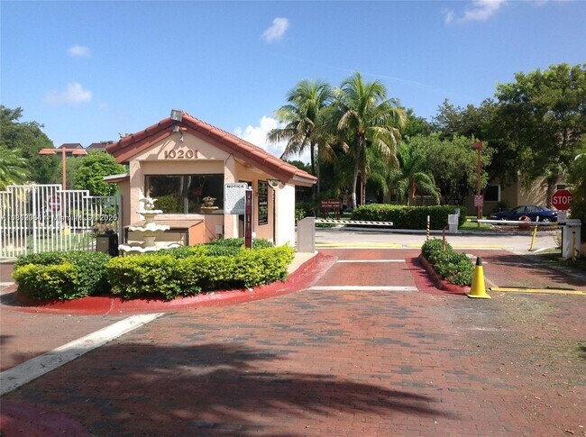 10233 NW 9th St Cir in Miami, FL - Building Photo - Building Photo