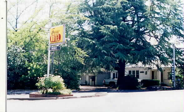 Ferro Motel in Cloverdale, CA - Building Photo