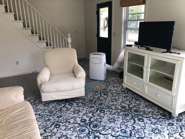 207 Kenyon Ave in South Kingstown, RI - Building Photo - Building Photo