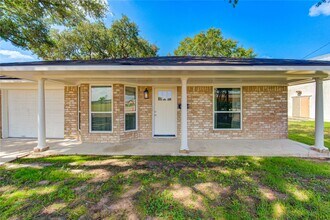 1120 Mahlmann St in Rosenberg, TX - Building Photo - Building Photo