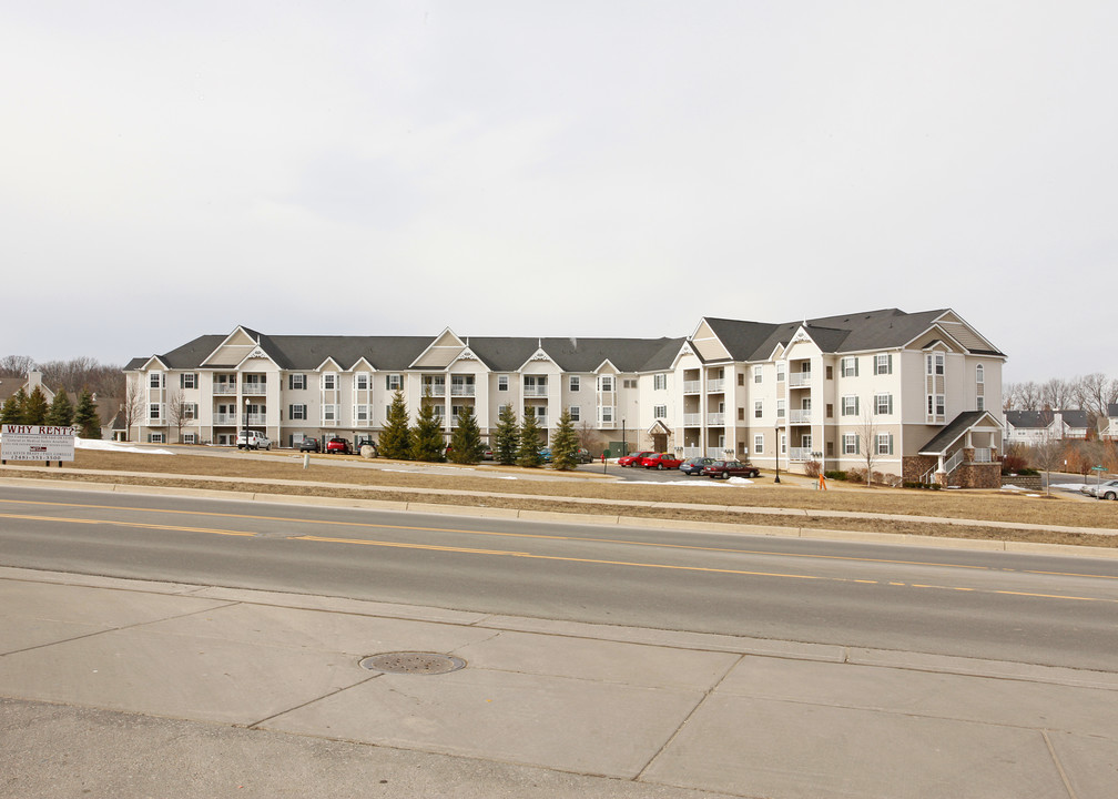 Oakhaven Manor in Howell, MI - Building Photo