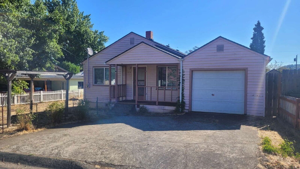 673 W Kenwood St in Roseburg, OR - Building Photo