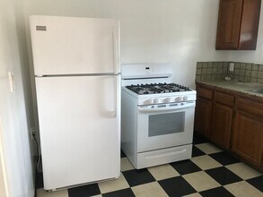 1976 Hillhurst Ave in Los Angeles, CA - Building Photo - Building Photo