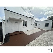 1136 NW 55th St in Miami, FL - Building Photo - Building Photo