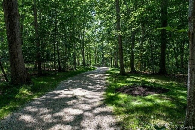 12 Dogwood Ln in Shelter Island, NY - Building Photo - Building Photo