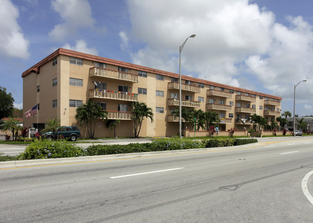 Royal King Apartments in North Miami, FL - Building Photo