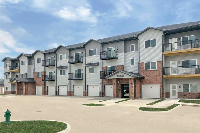 The Enclave at Dry Creek in Cedar Rapids, IA - Foto de edificio - Building Photo