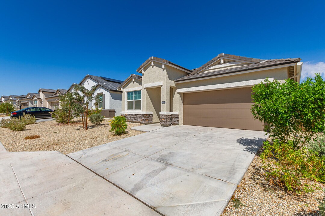 24022 W Hilton Ave in Buckeye, AZ - Building Photo