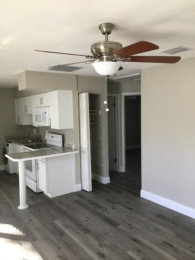 805 10th St SW, Unit Apt A in Largo, FL - Building Photo - Building Photo