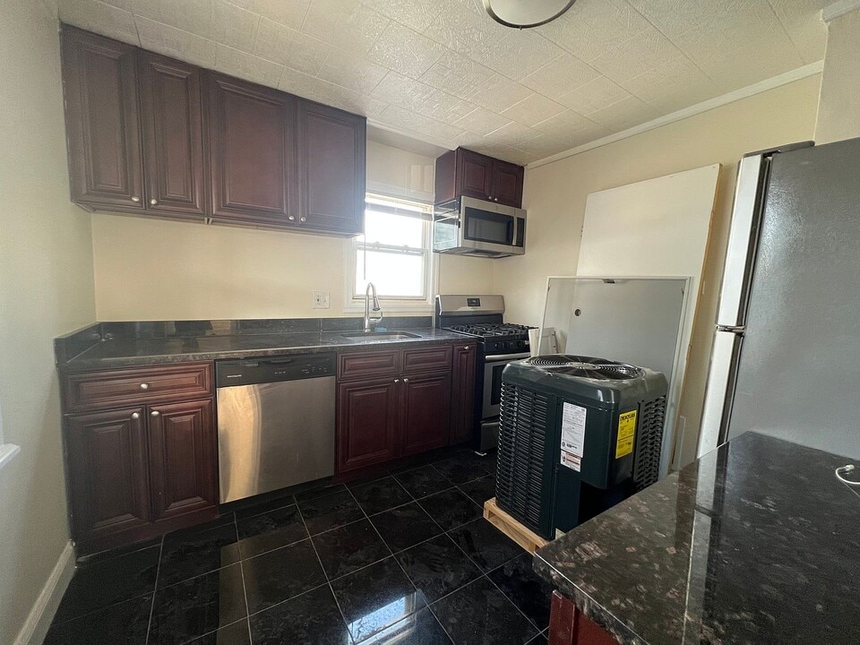 256 Columbus Ave in Woodbridge Township, NJ - Building Photo