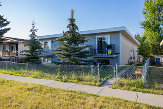 7919C Bowness Rd NW in Calgary, AB - Building Photo - Building Photo