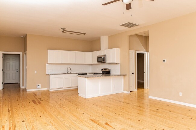 211 N Austin St in Brenham, TX - Building Photo - Building Photo
