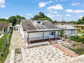 117 E 10th St in Hialeah, FL - Building Photo