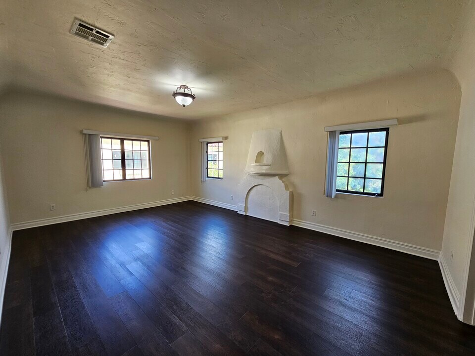 Trojandale Apartments in Los Angeles, CA - Building Photo