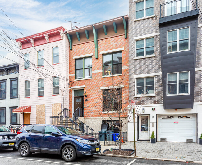 125 Monroe St in Hoboken, NJ - Foto de edificio - Building Photo