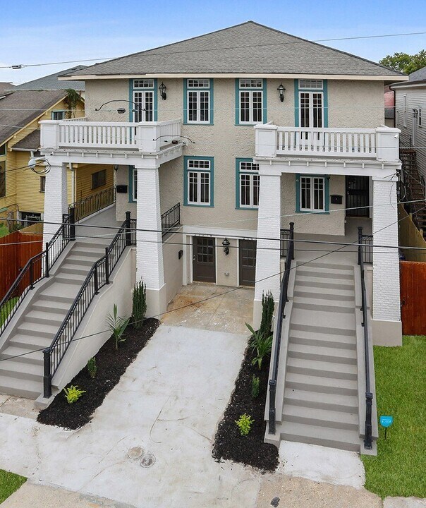2105 General Taylor St in New Orleans, LA - Building Photo