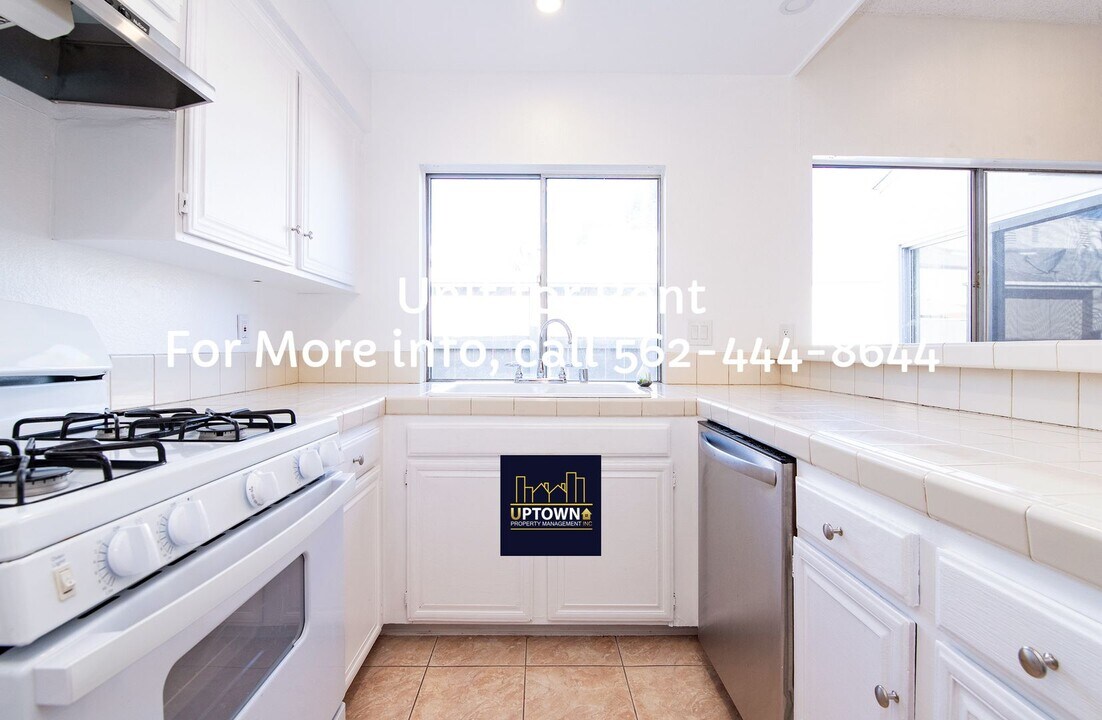 2950 S Greenville St in Santa Ana, CA - Building Photo