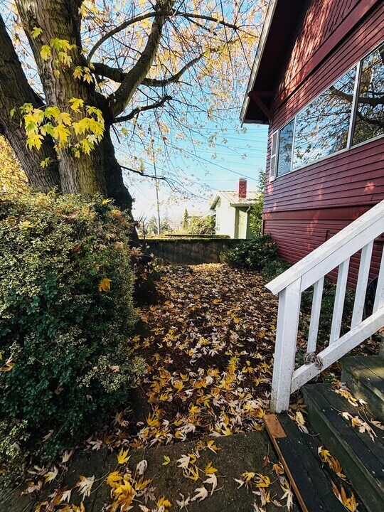 814 NE 71st St in Seattle, WA - Building Photo