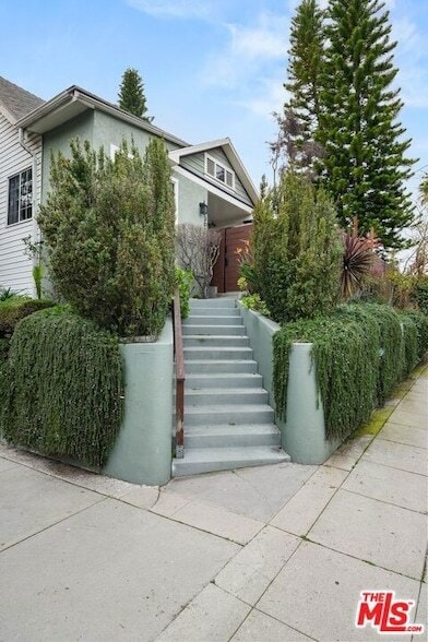 2302 Berkeley Ave in Los Angeles, CA - Foto de edificio - Building Photo