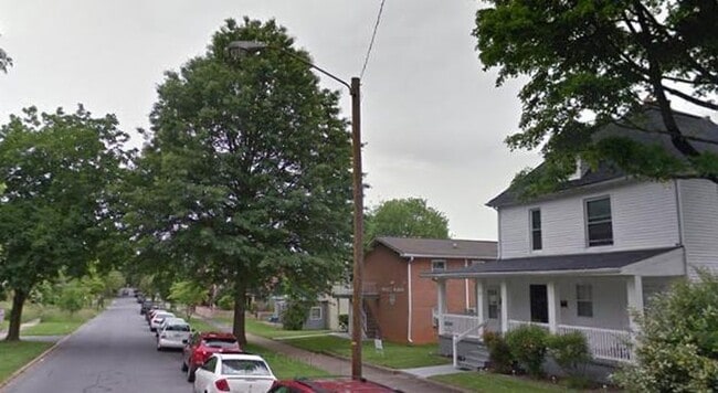 306 W Maple St in Johnson City, TN - Building Photo - Building Photo