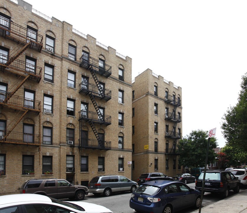 31-59 34th St in Astoria, NY - Building Photo