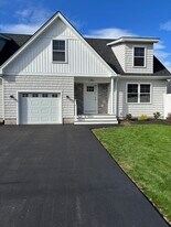 102 Sycamore Ln in Kennebunk, ME - Building Photo