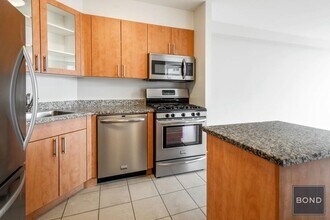 776 Sixth Avenue in New York, NY - Building Photo - Building Photo