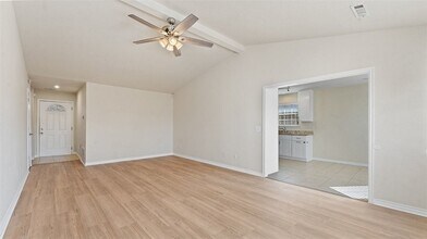 829 S Liberty Dr in Fayetteville, AR - Foto de edificio - Building Photo