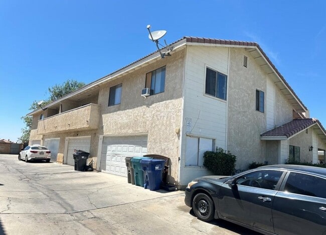 43731 8th St E in Lancaster, CA - Building Photo - Building Photo