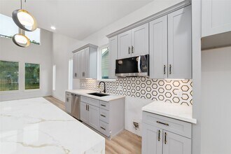 6715 England St in Houston, TX - Foto de edificio - Building Photo