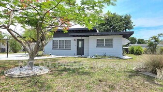 2348 Burton Ave in Ft. Myers, FL - Building Photo