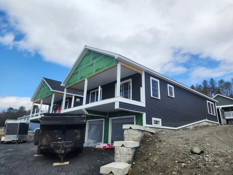 84 Ivan Dr in Barre, VT - Foto de edificio