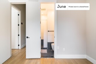 Private bedroom in 6 bed/6.5 bath Home in New York, NY - Building Photo - Building Photo