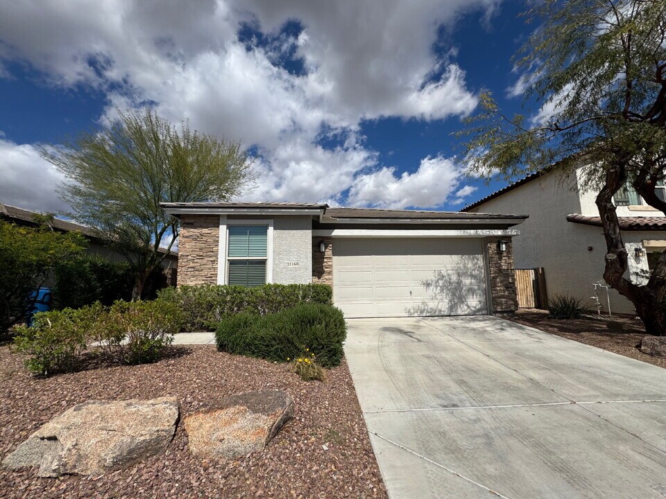 21260 W Almeria Rd in Buckeye, AZ - Building Photo