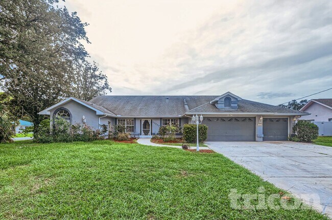 13530 Coronado Dr in Spring Hill, FL - Foto de edificio - Building Photo