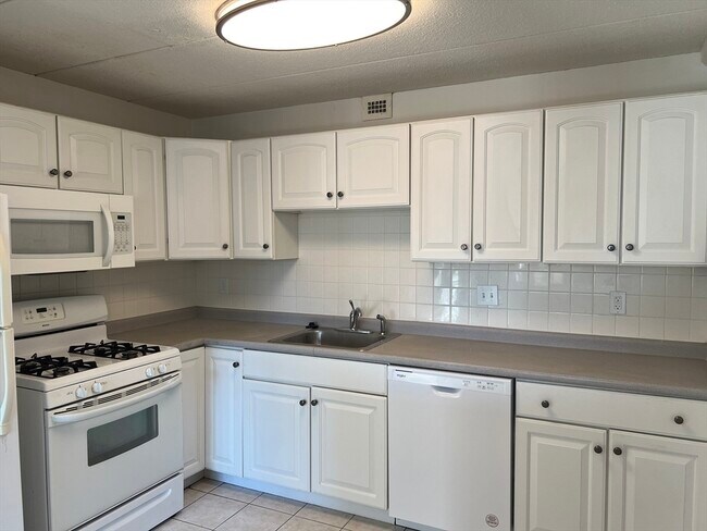 1 Pond St in Winthrop, MA - Foto de edificio - Building Photo